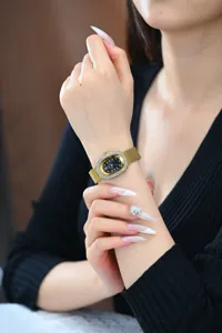 Elegante reloj de mujer ovalado con pedrería y correa de malla dorada lujo