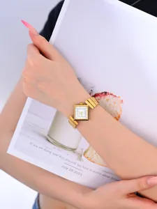 Elegante goldene quadratische Damenuhr mit minimalistischem Zifferblatt und Armband.