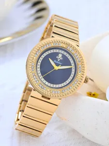 Montre quartz femme luxe strass dorés avec bracelet métallique élégant et cadran.