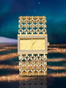 Luxuriöse goldene Diamant Quarz Damen Uhr mit elegantem rechteckigem Zifferblatt und Armband.