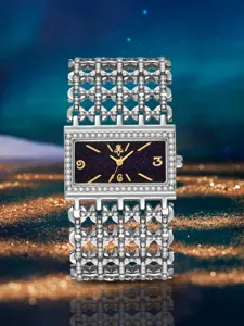 Exquisites rechteckiges Strass-Quarzuhr-Detail mit funkelndem Mesh-Armband-Design