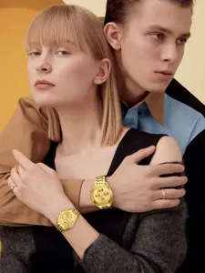 Élégante montre chronographe couple dorée avec bracelet en métal élégant et cadran multifonction.