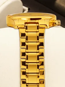 Nahaufnahme der luxuriösen goldenen Metalluhrarmband- und Gehäusedetails mit feiner Optik.