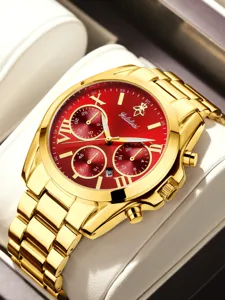 Montre-bracelet dorée luxueuse avec cadran rouge vif et chiffres romains stylés.