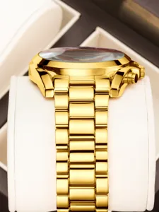 Élégante montre-bracelet en métal doré avec bracelet à maillons classique et boîtier chronographe.