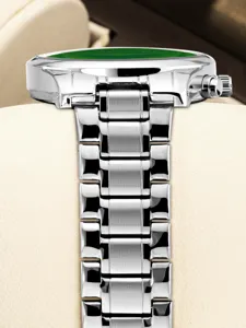 Detailansicht einer Herrenuhr aus Edelstahl mit silbernem Metallarmband und grünem Zifferblatt.