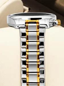 Nahaufnahme Detailansicht eines luxuriösen zweifarbigen Edelstahl Herrenuhrarmbands.