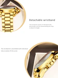 Gros plan sur le bracelet de montre en métal doré, maillons amovibles pour un ajustement parfait.