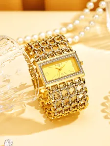 Detailaufnahme der luxuriösen goldenen Strass-Uhr mit funkelnden Kristallen.