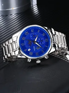 Detailaufnahme einer Luxus-Herrenquarzuhr mit blauem Zifferblatt, römischen Ziffern und Armband.