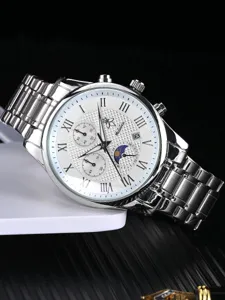 Luxus silberne Herrenuhr mit weißem Zifferblatt, römischen Ziffern und multifunktionalem Detail.