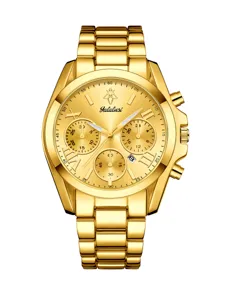 Gros plan d'un chronographe en acier inoxydable doré avec des chiffres romains.