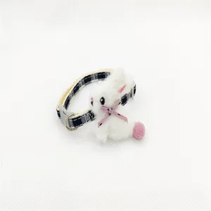 Leuke ruitjes huisdierhalsband met pluche konijntje detail, perfect voor katten en kleine honden.