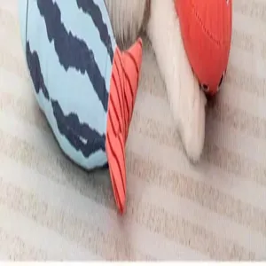 Gedetailleerde close-up van het pluche vis katten speelgoed met textuur en schattig streepontwerp.