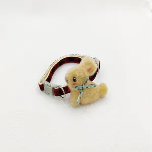 Rood-zwart geruite huisdierenhalsband met leuk viltkonijn, kunststof gesp en metalen ring.
