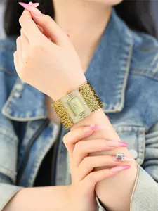 Goldener Strass quadratisches Zifferblatt Mesh Armband Damen Uhr Detailansicht, elegant.