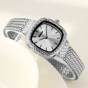 Detailaufnahme der luxuriösen silbernen Damenuhr mit Mesh-Armband und schickem Zifferblatt.