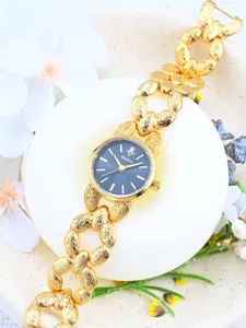 Vista dettagliata dell'orologio con catena dorata e quadrante scuro, elegante.