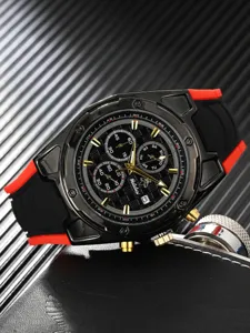 Reloj de cuarzo de lujo para hombre con esfera negra, detalles dorados y correa de silicona.