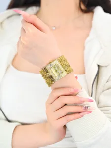 Nahaufnahme des verzierten quadratischen Zifferblatts und des Damenarmbanduhrs.