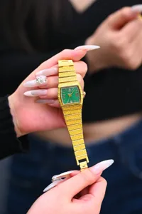 Gros plan détaillé de la montre-bracelet à quartz dorée de luxe dotée d'un superbe cadran vert.
