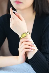 Montre quartz dorée élégante pour femme avec cadran rectangulaire et bracelet chic au quotidien