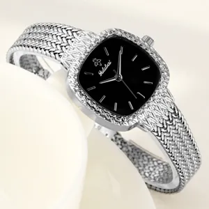 Silberne Armbanduhr fuer Damen mit schwarzem Zifferblatt und eleganter verzierter Luenette.
