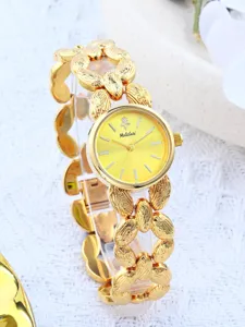 Vista dettagliata di orologio donna dorato, cinturino a catena e quadrante elegante.