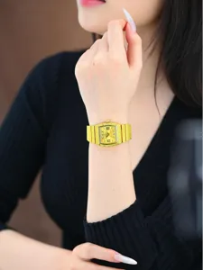 Montre quartz femme carrée dorée de luxe avec chiffres romains et bracelet en métal.