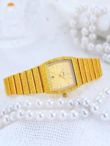 Montre quartz carrée pour femme en or de luxe avec lunette en diamant et chiffres romains.