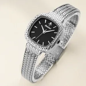 Nahaufnahme einer silbernen Damenuhr mit schwarzem quadratischem Zifferblatt und Metallarmband.