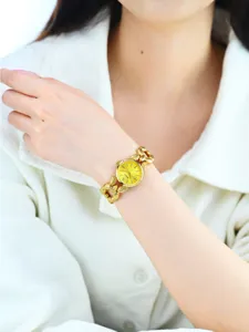 Orologio da polso moda oro da donna con cinturino a catena testurizzato ed elegante quadrante.