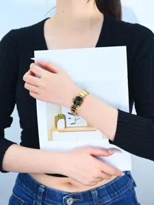 Vue détaillée de la montre quartz femme yalusi avec boîtier octogonal doré et bracelet élégant.