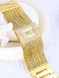 Goldene quadratische Strass-Zifferblatt Damenuhr Detailansicht mit breitem geflochtenem Armband.