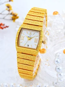 Gros plan d'une montre quartz carrée dorée de luxe pour femme avec des strass et des chiffres romains.