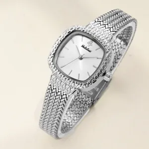 Detailansicht der luxuriösen Yalalusi Damen-Uhr mit quadratischem Zifferblatt und Armband.