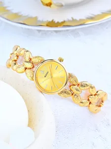 Orologio da donna al quarzo dorato con cinturino a catena testurizzato elegante moda