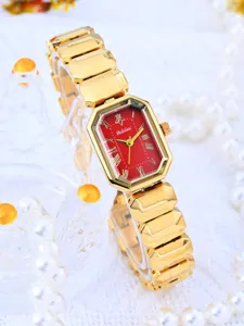 Montre à quartz dorée élégante avec cadran rouge vif, chiffres romains et bracelet luxueux.