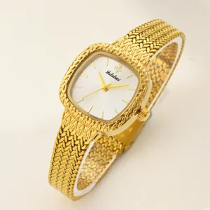Elegante goldene Damenarmbanduhr mit strukturiertem Armband und klassischem Zifferblatt.