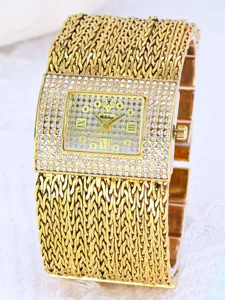 Nahaufnahme Detail der goldenen Strass quadratischen Zifferblatt Damenuhr mit Mesh Armband.