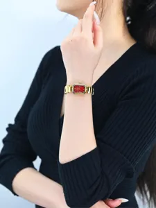 Montre quartz femme élégante dotée d'un cadran rouge vif et d'un bracelet à maillons dorés.