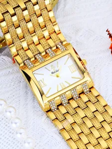 Reloj de mujer rectangular dorado de lujo con strass brillante y esfera con números romanos elegantes.