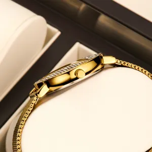 Reloj de cuarzo dorado para mujer de lujo con bisel de cristal y correa de malla.