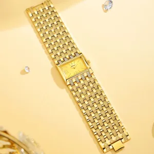 Primer plano detallado del lujoso reloj dorado de mujer con brillante correa de pedrería.