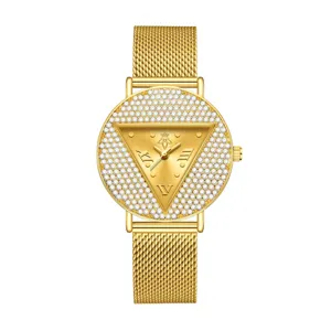 Reloj de cuarzo dorado para mujer con esfera triangular única, bisel de pedrería y correa de malla.