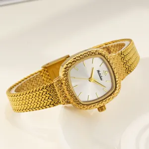Goldene Damenarmbanduhr mit geflochtenem Metallarmband und elegantem weißem Zifferblatt.