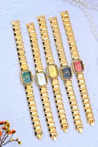 Vue détaillée de montres à quartz pour femmes tendance avec cadrans multicolores et chaînes dorées.