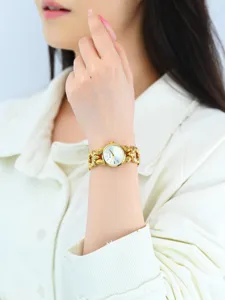 Elegante orologio da polso al quarzo dorato da donna con cinturino a catena testurizzato e quadrante.