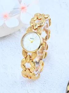 Vista di dettaglio del prezioso orologio al quarzo dorato Yalalusi con cinturino.