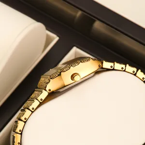 Montre quartz femme carree dore de luxe avec bracelet a maillons texture et elegant cadran
